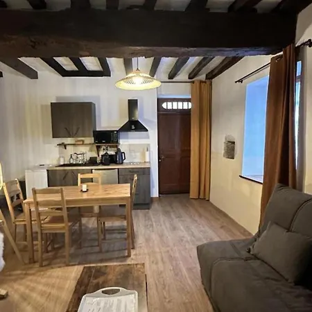 Sejour Inoubliable Au Coeur D'un Chateau Medieval Avec Piscine Et Activites En Famille - Fr-1-489-503 Holiday home Vicq (Allier)